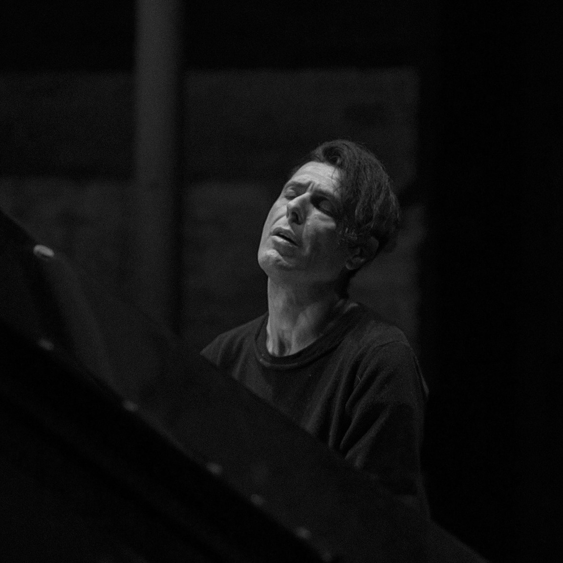 E anche quest’anno arriva quel momento un po’ sospeso, in cui ci si guarda indietro e si prova a mettere ordine tra le cose fatte, le idee nate, le sfide affrontate.

Arriviamo alla chiusura del 2025, un anno intenso, denso, a tratti persino vertiginoso. Il vuoto lasciato da Ezio resta immenso, e non potrebbe essere altrimenti, ma è proprio dentro quello spazio che continuano a vivere le cose che restano: la sua musica, il suo pensiero, il modo in cui continua a parlarci.

In questi mesi abbiamo aperto porte che erano rimaste chiuse a lungo. Con "The Hidden Room" abbiamo condiviso il terzo album di inediti che ha riportato alla luce pagine intime e preziose del suo lavoro, con la pubblicazione del video restaurato di Cappotto di Legno abbiamo restituito nuova vita a immagini e suoni che continuano a emozionare e interrogare il presente.

E poi c’è stata una nascita. Quella dell’Associazione Ezio Bosso e, insieme, del Premio Alla Divulgazione Musicale a lui dedicato: un progetto ambizioso, complesso, a tratti faticoso, sicuramente sfidante, ma profondamente necessario. Un progetto che ci ha messo alla prova e che ci ha ricordato quanto sia importante prendersi la responsabilità di custodire, raccontare e condividere un’eredità così grande.

Nulla di tutto questo sarebbe possibile senza una comunità viva, attenta, partecipe: senza chi ascolta, suona, condivide, ricorda. Senza chi crede che la musica non sia mai solo musica.

Con questo spirito salutiamo la fine del 2025 e guardiamo al 2026 con gratitudine, curiosità e rinnovata energia.

Dal profondo dei nostri cuori, auguri di un sereno Natale e di un buon 2026 a voi e alle persone che amate.

E ci vediamo il 29 dicembre su @instarai3 e @rairadio2  per “Grazie Ezio!”.

No, it’s never over....

Photo by Pepsy Romanoff, 2016

#eziobosso #ttr #associazioneeziobosso #premioeziobosso ae