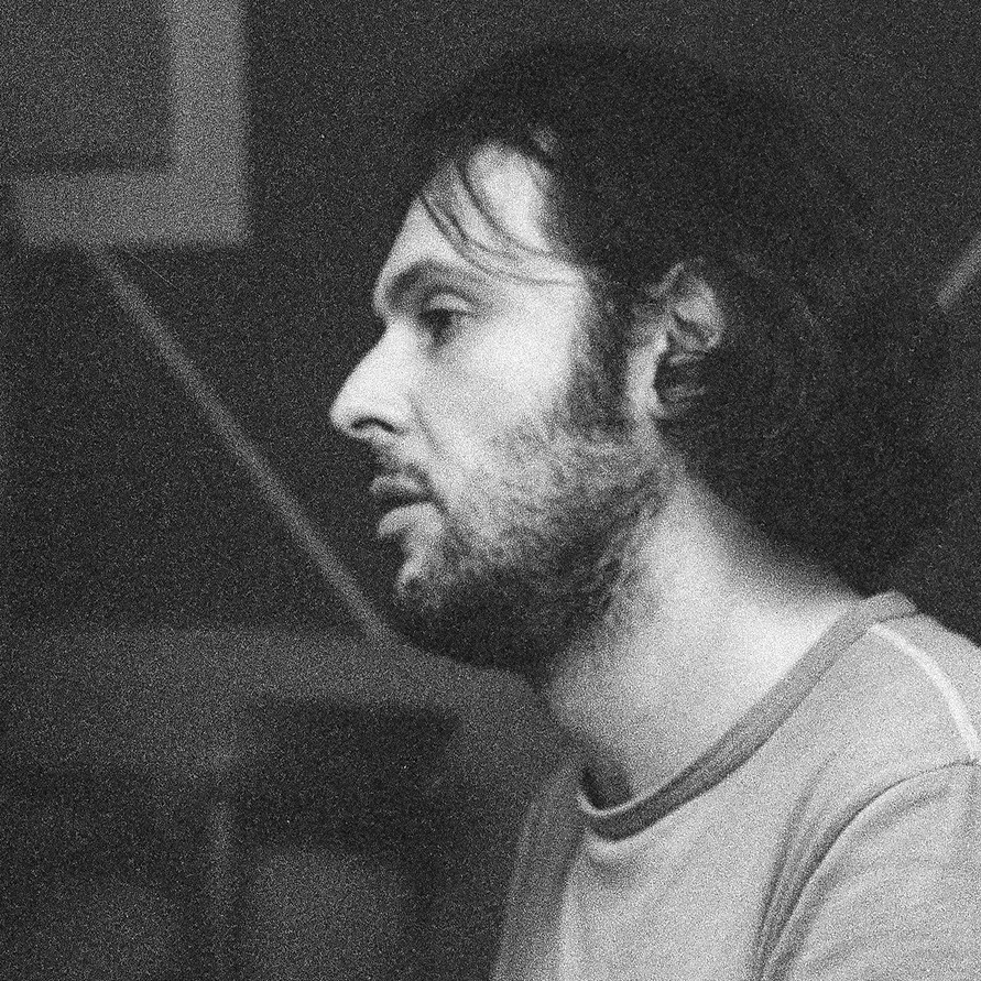 A sei anni dalla sua scomparsa, Ezio continua a vivere nella sua musica, nelle sue parole, nel pensiero libero e luminoso che ci ha lasciato.

La sua eredità non è qualcosa da custodire soltanto: è qualcosa che accade ogni volta che una sua nota viene ascoltata, ogni volta che una sua parola viene ricordata, ogni volta che qualcuno sceglie di portare avanti il suo modo di guardare alla musica, alla vita, agli altri.

Quella eredità siamo anche noi: tutti noi che, attraverso la sua musica e le sue parole, continuiamo a farlo esistere nel presente.

Con Ezio, per Ezio.

It’s never over… Forever.

Photo by @alessandro_astegiano, 2005

Questo Mondo non è Conclusione.
Una Specie sta oltre —
Invisibile, come Musica —
Ma certa, come Suono —

Chiama — e confonde —
La Filosofia — non sa —
E attraverso un Enigma, alla fine —
La Saggezza deve andare —

Emily Dickinson

This World is not Conclusion.
A Species stands beyond —
Invisible, as Music —
But positive, as Sound —

It beckons, and it baffles —
Philosophy — don’t know —
And through a Riddle, at the last —
Sagacity, must go —

Emily Dickinson

#EzioBosso #EmilyDickinson #ttr