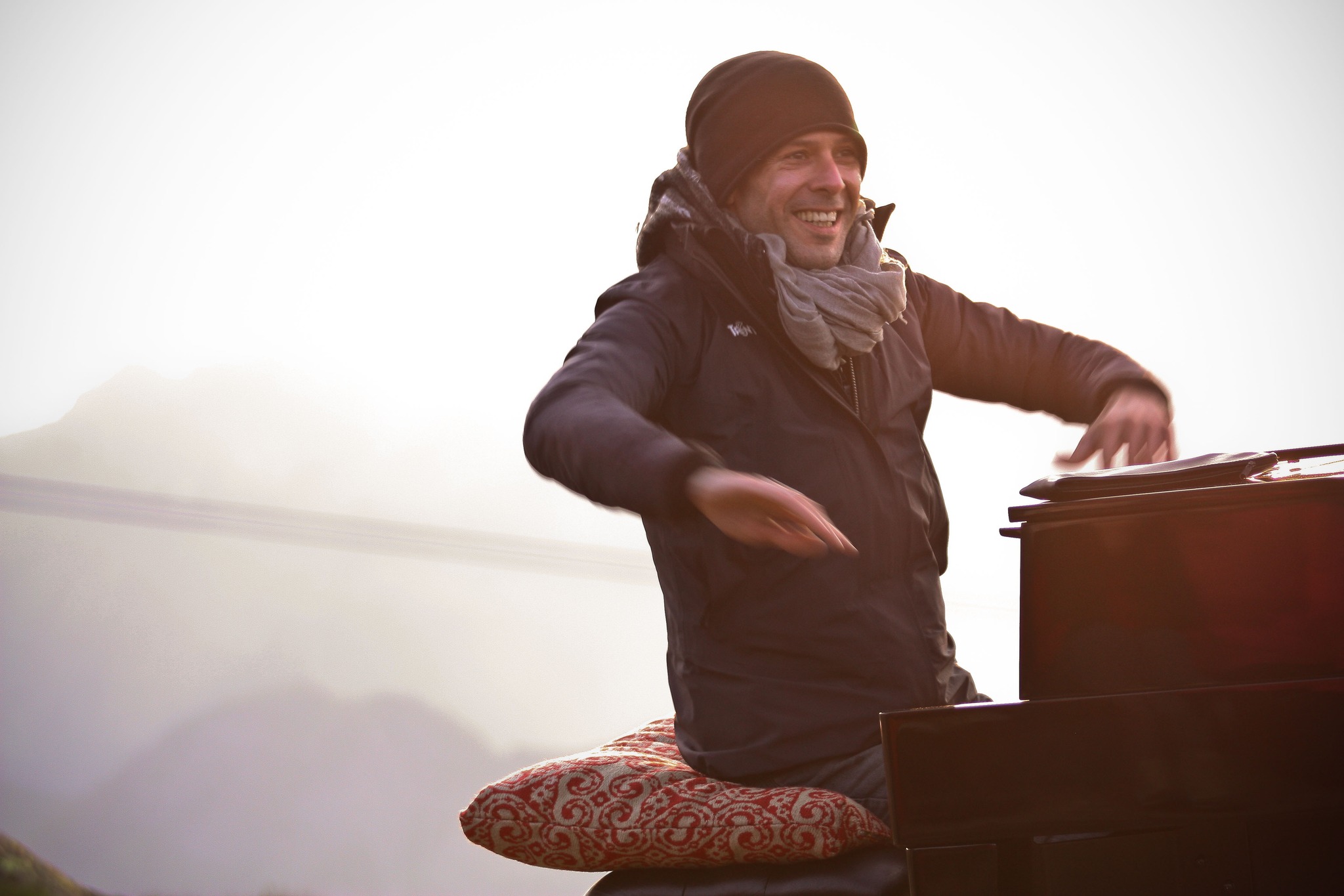 Oggi Ezio avrebbe compiuto 55 anni.

Gli anni passano, ma alcune cose restano. E continuano a muoversi.

La sua musica viaggia, viene suonata, studiata, danzata; entra in sale nuove, incontra musicisti e persone che Ezio non ha mai conosciuto.

E ogni volta succede qualcosa.

Una partitura si apre.
Una sala fa silenzio.
Qualcuno ascolta un suo brano per la prima volta.
Qualcun altro lo ascolta ancora e ci trova qualcosa di nuovo.

Forse è questo il modo più bello di esserci ancora.

Buon compleanno, Ezio.
55 anni, oggi.

No, it’s never over….
#eziobosso #ttr #itsneverover